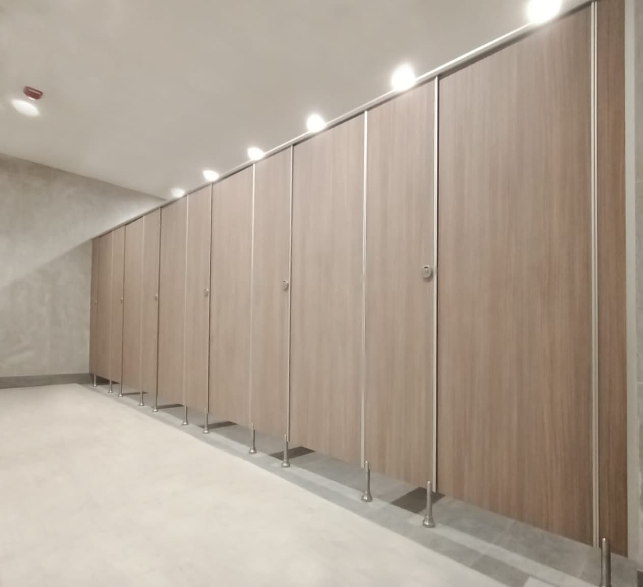 MS30 toilet and urinal partition system at Holiday Inn
