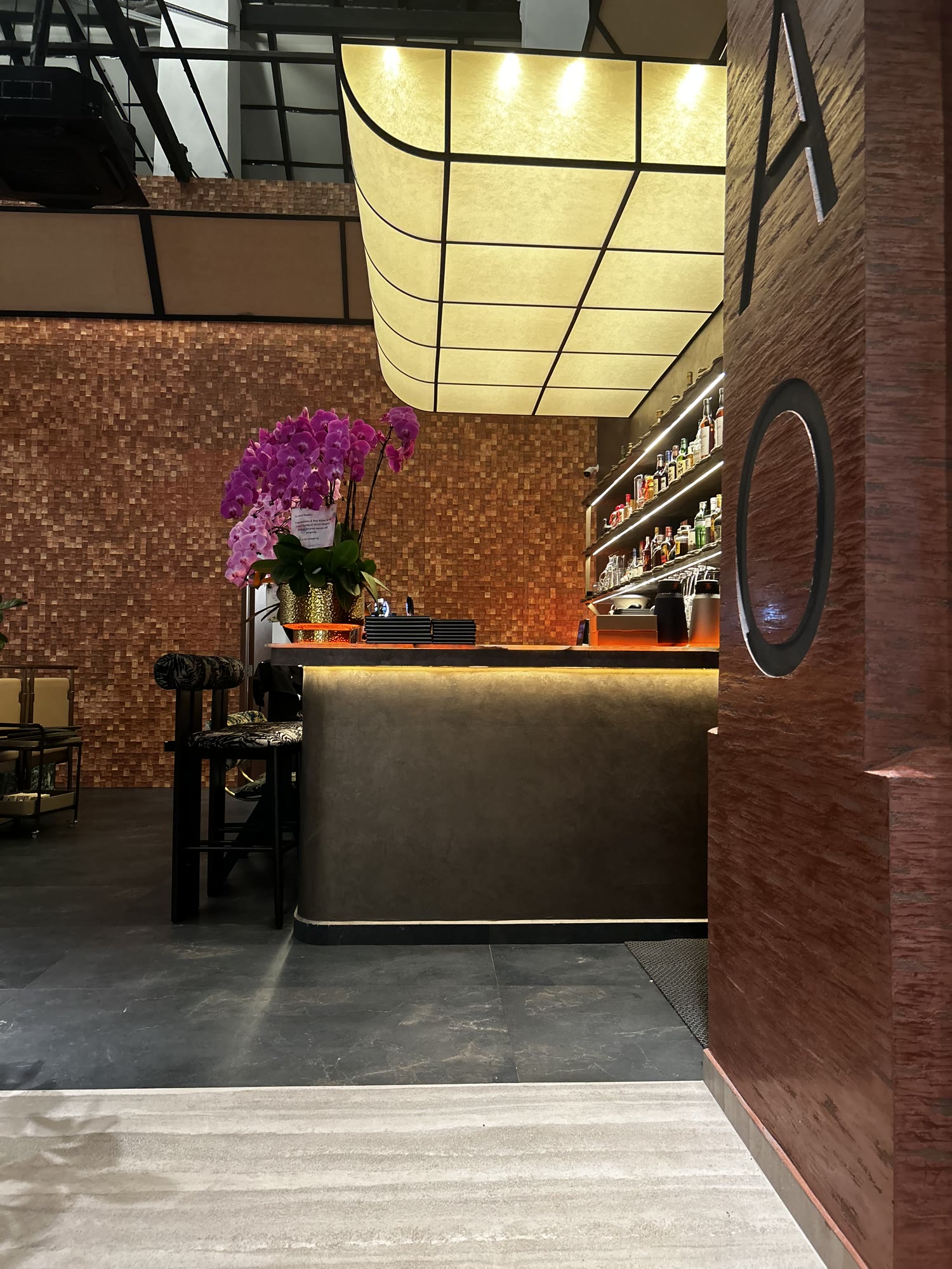 Bar counter at SHAO Dempsey framed by Armourcoat decorative finishes